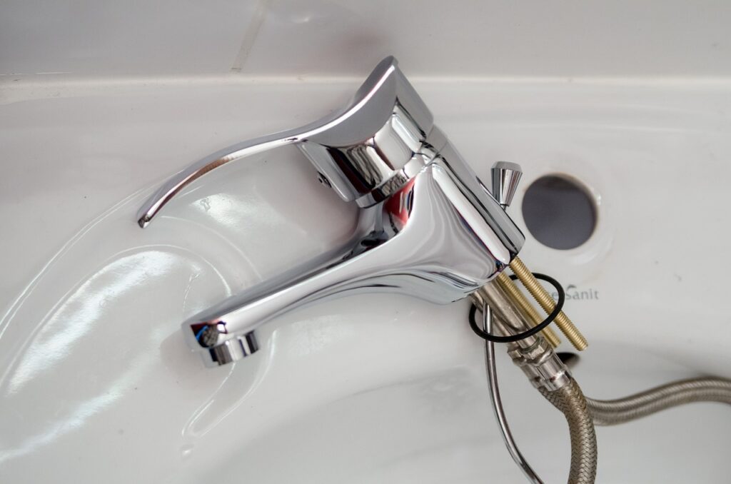 plumber, repair, tap-2788330.jpg